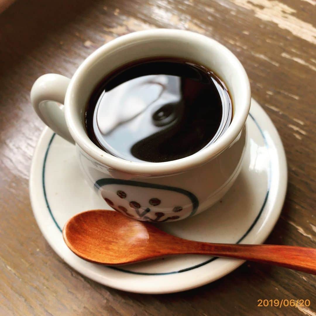 のインスタグラム：「【☕️2381軒目☕️】 井の頭公園駅 千☕️ 2019.6.20  駅の目の前🚉  つまり井の頭公園の目の前😍  2階から駅と公園を眺める、とても落ち着く上品なお店✨  時間の流れがゆっくりでした☺️ #喫茶店がそこにあるから #珈琲があればいい」