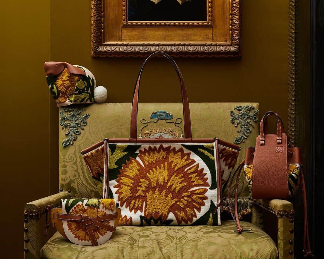 Loeweさんのインスタグラム写真 - (LoeweInstagram)「In celebration of the work of British ceramicist William De Morgan, LOEWE imagines a world of colour and fantasy in a new capsule collection told through craftsmanship and detail.  Photographed at Leighton House in London, the yellow flower motif is a virtuoso recreation of De Morgan's work, embroidered onto bags and accessories to capture LOEWE's longstanding mastery of leather techniques and artisanship. De Morgan himself developed his own innovative craft methods in ceramics glazing, firing and colouring.  The capsule collection is available in store and on loewe.com  #LOEWE #LOEWEDeMorgan  Special thanks to the @DeMorganFoundation」11月15日 23時27分 - loewe