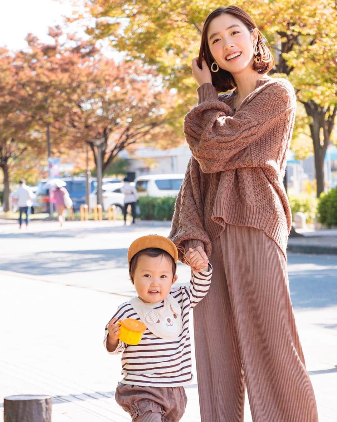 菅野広恵さんのインスタグラム写真 - (菅野広恵Instagram)「＊＊＊ 11月15日 息子の2歳の誕生日🎂 息子だけど、親には弟姉みたいねと言われるような関係な所もw ひーくんも歩けるようになり、出来ることが増えて私も一緒に遊べるのがめちゃくちゃ楽しくて🤣💓幸せ😚 ボールの投げ合いっこや追いかけっこに、「ママ好き？」と聞いたら「すち！」と言ってくれ、「ママかわい？」と聞けば「かわい！」と言ってくれ、テンションマックスになるママ。夫はそんな私をみて、「やばいね」と一言w。 私もママ2年生‼︎ ひーくんにとって最高なママでいられるように頑張ろ😊‼︎ 今年1年も、沢山ひーくんを笑顔に出来るようにするのが目標😊 ドジでおっちょこちょいな所があるママだけど、その分ひーくんがしっかりしてくれますようにw ・ 写真は @emu_photoart  さんが素敵に撮ってくれました😍❤️ ・ #2歳 #2歳のお誕生日 #mamagirl #キラポス通信 #紅葉 #紅葉フォト #ポートレート #長居公園 #大阪公園  #11月15日 #2017_autumn_baby部  #子供服 #無印コーデ  #無印良品 #donoban  #キッズ服 #キッズグッズ #大阪ママ #リンクコーデ #親子リンクコーデ #ベージュコーデ #ブラウンコーデ」11月15日 23時28分 - hiroesugano