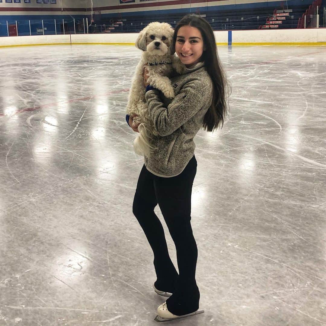 マリッサ・キャステリのインスタグラム：「Just a little friday figure skating with my nugget today! . . . . . . *#shichonsofinstagram #figureskating #tgif #iceskating」