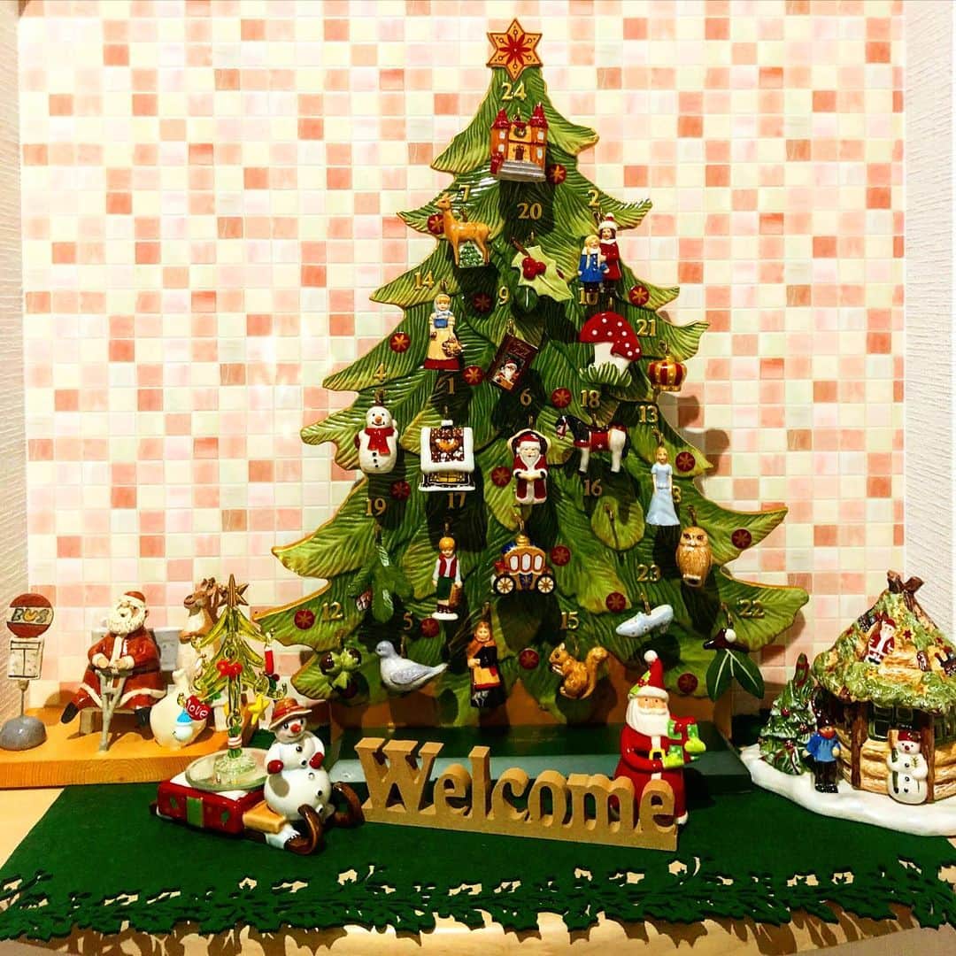 宮崎宣子さんのインスタグラム写真 - (宮崎宣子Instagram)「実家の玄関、クリスマス🎄🎅 今年はサンタさんが来ますように🙏  #クリスマスツリー #クリスマスの飾り  #実家の飾り付け  #まだまだある #今年はバージョンアップ #とりあえず一箇所 #実家最高 #空気が美味しい  #ものすごく分かる #幸せな時間  #ご飯が美味しい #コンタクト忘れて #地元で購入 #明日も飾り付けは続く #宮崎市」11月15日 23時39分 - miyazaki_nobuko