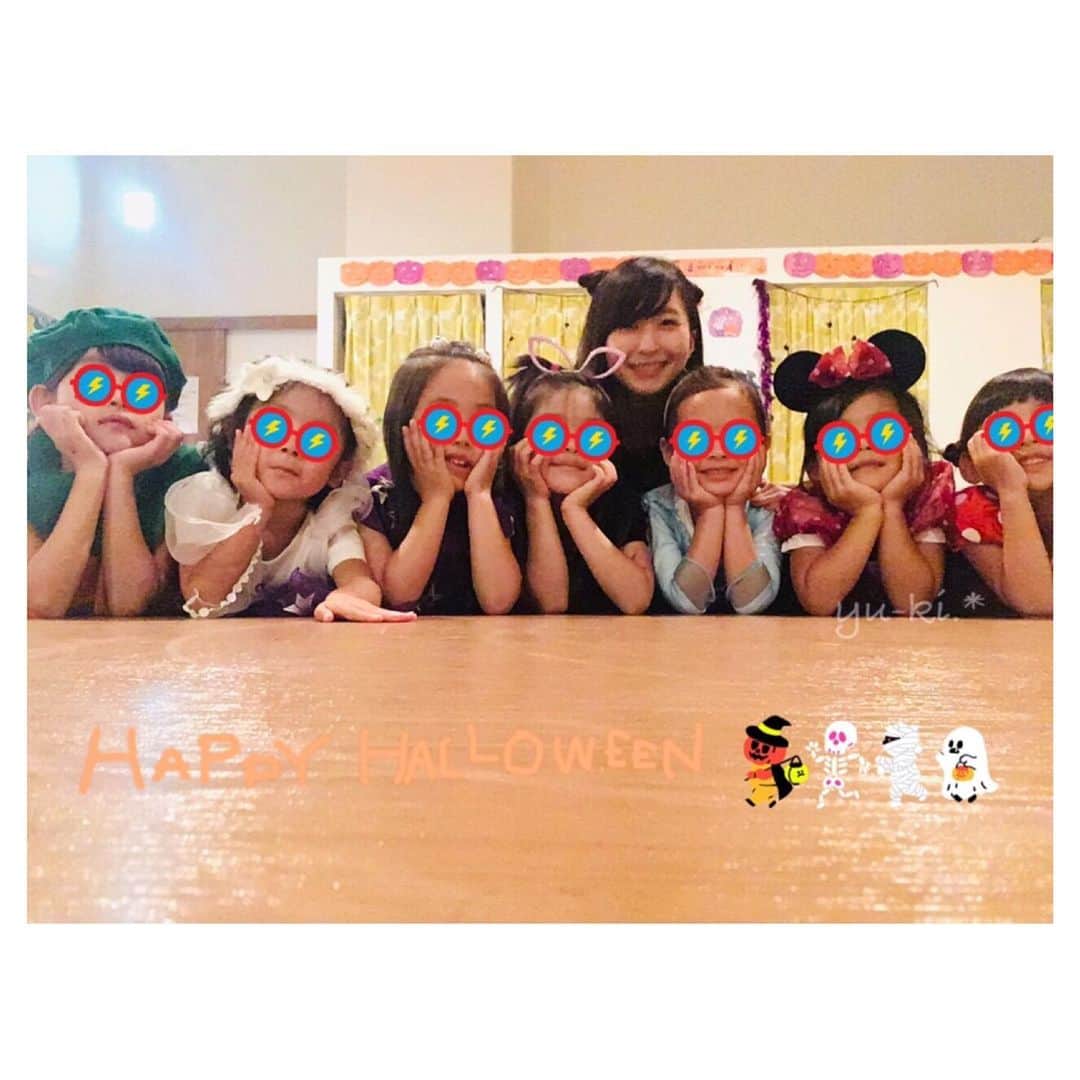 二見夕貴さんのインスタグラム写真 - (二見夕貴Instagram)「. 載せそびれてた Halloweenの思い出🎃🦇. * . 毎年恒例、Halloween weekの ダンスレッスンは仮装して ハロウィンダンスを踊ります☺︎ . 女の子の仮装はドレスが多い中、 キョンシー( 復活版？)や モンスターの着ぐるみや ママの手作りのかぼちゃコス、 まさかの海老のお寿司などの 癖の強い仮装にめろめろでした😍笑 . 1枚目のガールズクラス写真お気に入り♡ 発表会ナンバーのアイデアもすぐ浮かんだ♡ 制作がんばるぞー！💪🏻✨ . . 驚いたのが、ハロウィンから1週間経っても 今日ハロウィンやるの☺︎！ って言う子がいたこと🤣🤣 ただの仮装パーティーなのか お菓子パーティーかもしれないが🙂笑 . #kidsdance #dancelesson #danceinstructor #Halloween #halloweencostumes #キッズダンス #ダンスレッスン #ダンス講師 #ダンスインストラクター #子ども好き #ハロウィン #ハロウィンコスプレ #キョンシー #キッズゾンビ #魔女ゾンビとピエロに食べられるえび寿司 #腕にはさりげなくガリ #お菓子交換」11月15日 23時42分 - yyyuki___