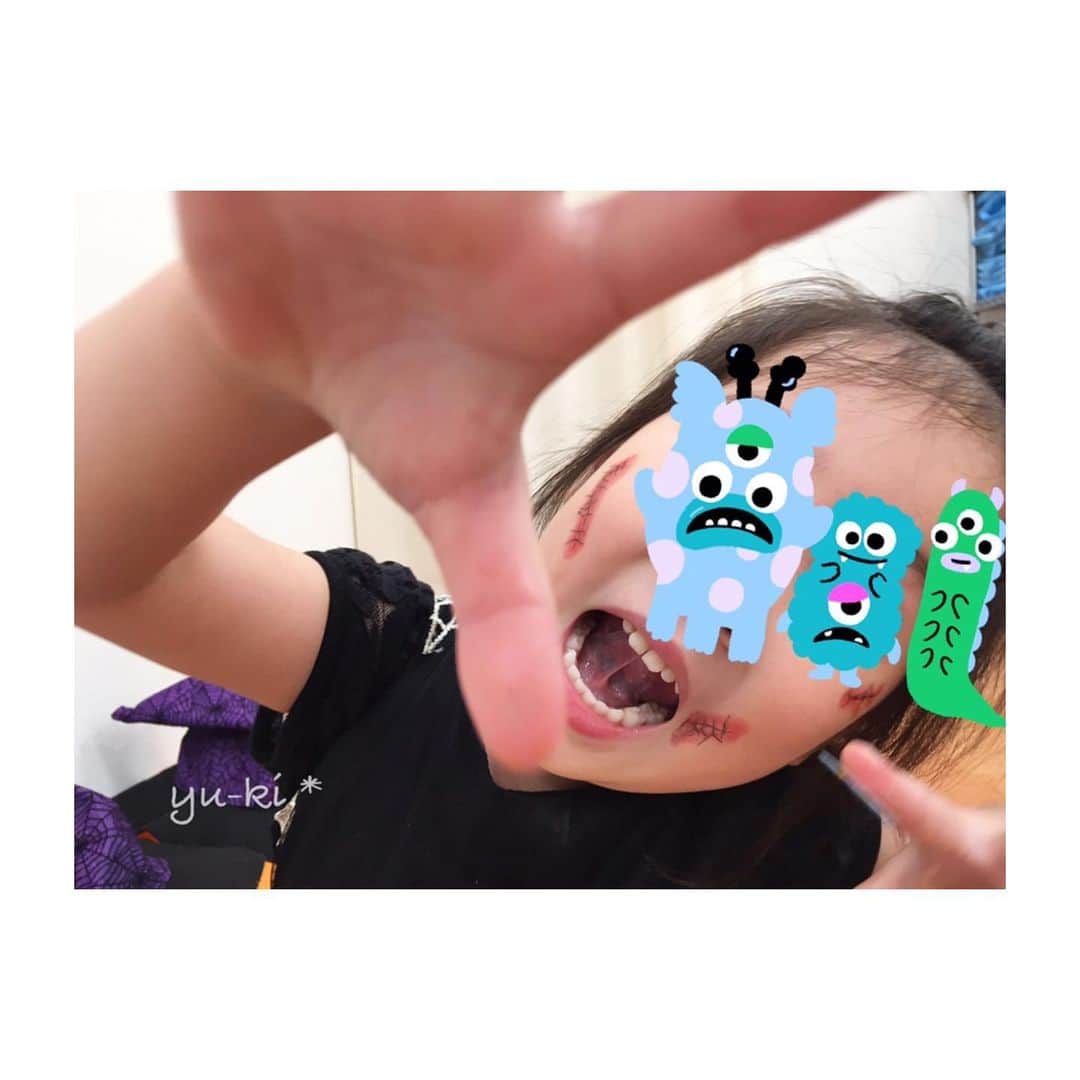 二見夕貴さんのインスタグラム写真 - (二見夕貴Instagram)「. 載せそびれてた Halloweenの思い出🎃🦇. * . 毎年恒例、Halloween weekの ダンスレッスンは仮装して ハロウィンダンスを踊ります☺︎ . 女の子の仮装はドレスが多い中、 キョンシー( 復活版？)や モンスターの着ぐるみや ママの手作りのかぼちゃコス、 まさかの海老のお寿司などの 癖の強い仮装にめろめろでした😍笑 . 1枚目のガールズクラス写真お気に入り♡ 発表会ナンバーのアイデアもすぐ浮かんだ♡ 制作がんばるぞー！💪🏻✨ . . 驚いたのが、ハロウィンから1週間経っても 今日ハロウィンやるの☺︎！ って言う子がいたこと🤣🤣 ただの仮装パーティーなのか お菓子パーティーかもしれないが🙂笑 . #kidsdance #dancelesson #danceinstructor #Halloween #halloweencostumes #キッズダンス #ダンスレッスン #ダンス講師 #ダンスインストラクター #子ども好き #ハロウィン #ハロウィンコスプレ #キョンシー #キッズゾンビ #魔女ゾンビとピエロに食べられるえび寿司 #腕にはさりげなくガリ #お菓子交換」11月15日 23時42分 - yyyuki___