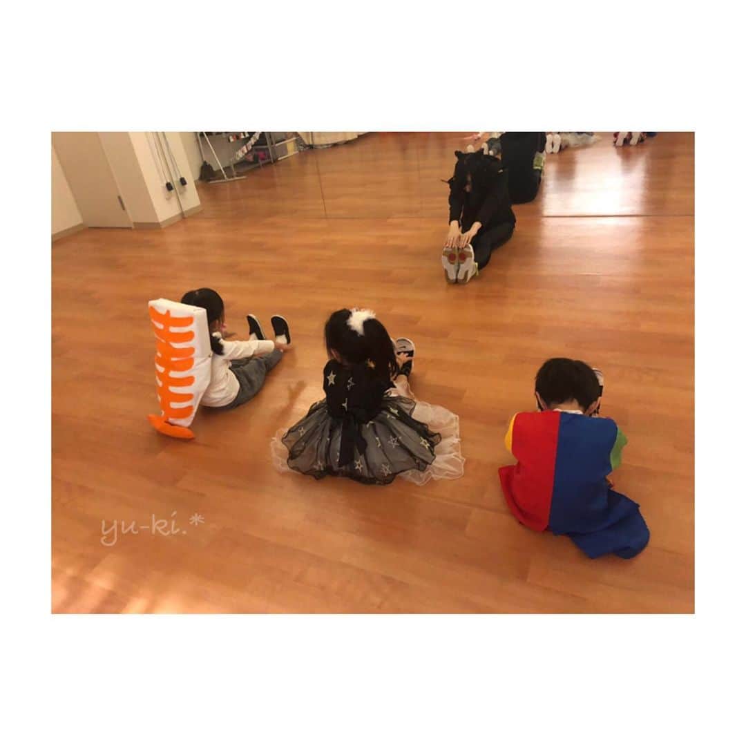 二見夕貴さんのインスタグラム写真 - (二見夕貴Instagram)「. 載せそびれてた Halloweenの思い出🎃🦇. * . 毎年恒例、Halloween weekの ダンスレッスンは仮装して ハロウィンダンスを踊ります☺︎ . 女の子の仮装はドレスが多い中、 キョンシー( 復活版？)や モンスターの着ぐるみや ママの手作りのかぼちゃコス、 まさかの海老のお寿司などの 癖の強い仮装にめろめろでした😍笑 . 1枚目のガールズクラス写真お気に入り♡ 発表会ナンバーのアイデアもすぐ浮かんだ♡ 制作がんばるぞー！💪🏻✨ . . 驚いたのが、ハロウィンから1週間経っても 今日ハロウィンやるの☺︎！ って言う子がいたこと🤣🤣 ただの仮装パーティーなのか お菓子パーティーかもしれないが🙂笑 . #kidsdance #dancelesson #danceinstructor #Halloween #halloweencostumes #キッズダンス #ダンスレッスン #ダンス講師 #ダンスインストラクター #子ども好き #ハロウィン #ハロウィンコスプレ #キョンシー #キッズゾンビ #魔女ゾンビとピエロに食べられるえび寿司 #腕にはさりげなくガリ #お菓子交換」11月15日 23時42分 - yyyuki___