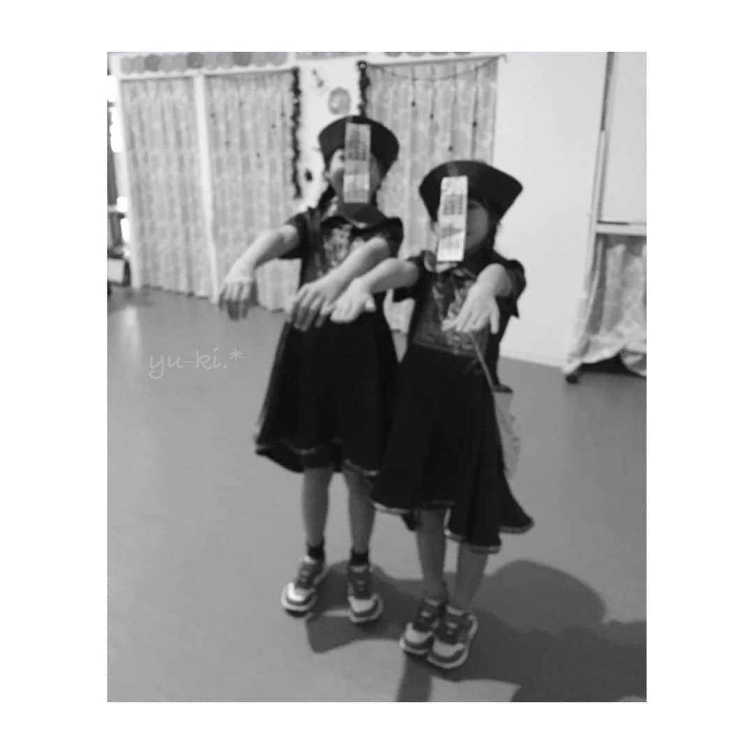 二見夕貴さんのインスタグラム写真 - (二見夕貴Instagram)「. 載せそびれてた Halloweenの思い出🎃🦇. * . 毎年恒例、Halloween weekの ダンスレッスンは仮装して ハロウィンダンスを踊ります☺︎ . 女の子の仮装はドレスが多い中、 キョンシー( 復活版？)や モンスターの着ぐるみや ママの手作りのかぼちゃコス、 まさかの海老のお寿司などの 癖の強い仮装にめろめろでした😍笑 . 1枚目のガールズクラス写真お気に入り♡ 発表会ナンバーのアイデアもすぐ浮かんだ♡ 制作がんばるぞー！💪🏻✨ . . 驚いたのが、ハロウィンから1週間経っても 今日ハロウィンやるの☺︎！ って言う子がいたこと🤣🤣 ただの仮装パーティーなのか お菓子パーティーかもしれないが🙂笑 . #kidsdance #dancelesson #danceinstructor #Halloween #halloweencostumes #キッズダンス #ダンスレッスン #ダンス講師 #ダンスインストラクター #子ども好き #ハロウィン #ハロウィンコスプレ #キョンシー #キッズゾンビ #魔女ゾンビとピエロに食べられるえび寿司 #腕にはさりげなくガリ #お菓子交換」11月15日 23時42分 - yyyuki___