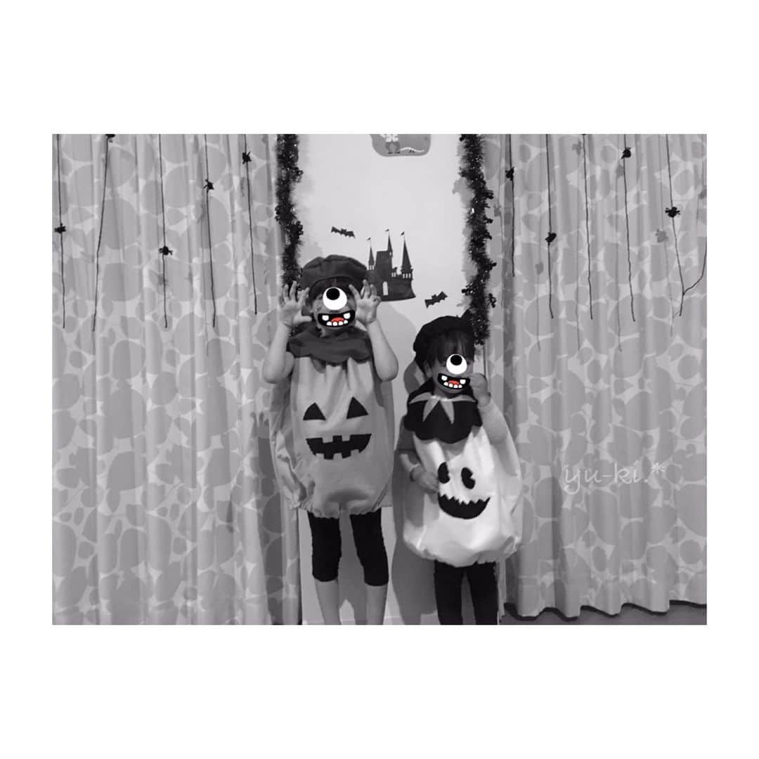二見夕貴さんのインスタグラム写真 - (二見夕貴Instagram)「. 載せそびれてた Halloweenの思い出🎃🦇. * . 毎年恒例、Halloween weekの ダンスレッスンは仮装して ハロウィンダンスを踊ります☺︎ . 女の子の仮装はドレスが多い中、 キョンシー( 復活版？)や モンスターの着ぐるみや ママの手作りのかぼちゃコス、 まさかの海老のお寿司などの 癖の強い仮装にめろめろでした😍笑 . 1枚目のガールズクラス写真お気に入り♡ 発表会ナンバーのアイデアもすぐ浮かんだ♡ 制作がんばるぞー！💪🏻✨ . . 驚いたのが、ハロウィンから1週間経っても 今日ハロウィンやるの☺︎！ って言う子がいたこと🤣🤣 ただの仮装パーティーなのか お菓子パーティーかもしれないが🙂笑 . #kidsdance #dancelesson #danceinstructor #Halloween #halloweencostumes #キッズダンス #ダンスレッスン #ダンス講師 #ダンスインストラクター #子ども好き #ハロウィン #ハロウィンコスプレ #キョンシー #キッズゾンビ #魔女ゾンビとピエロに食べられるえび寿司 #腕にはさりげなくガリ #お菓子交換」11月15日 23時42分 - yyyuki___