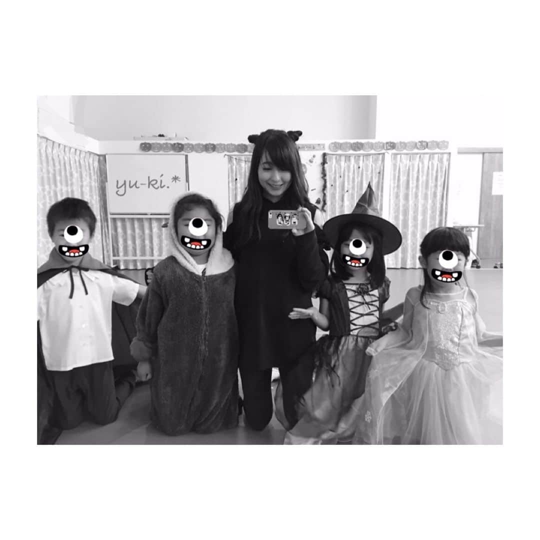 二見夕貴さんのインスタグラム写真 - (二見夕貴Instagram)「. 載せそびれてた Halloweenの思い出🎃🦇. * . 毎年恒例、Halloween weekの ダンスレッスンは仮装して ハロウィンダンスを踊ります☺︎ . 女の子の仮装はドレスが多い中、 キョンシー( 復活版？)や モンスターの着ぐるみや ママの手作りのかぼちゃコス、 まさかの海老のお寿司などの 癖の強い仮装にめろめろでした😍笑 . 1枚目のガールズクラス写真お気に入り♡ 発表会ナンバーのアイデアもすぐ浮かんだ♡ 制作がんばるぞー！💪🏻✨ . . 驚いたのが、ハロウィンから1週間経っても 今日ハロウィンやるの☺︎！ って言う子がいたこと🤣🤣 ただの仮装パーティーなのか お菓子パーティーかもしれないが🙂笑 . #kidsdance #dancelesson #danceinstructor #Halloween #halloweencostumes #キッズダンス #ダンスレッスン #ダンス講師 #ダンスインストラクター #子ども好き #ハロウィン #ハロウィンコスプレ #キョンシー #キッズゾンビ #魔女ゾンビとピエロに食べられるえび寿司 #腕にはさりげなくガリ #お菓子交換」11月15日 23時42分 - yyyuki___