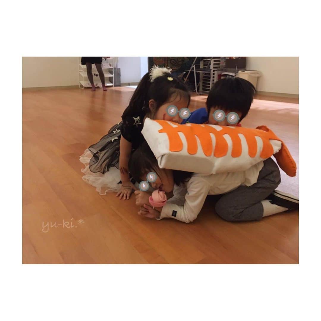 二見夕貴さんのインスタグラム写真 - (二見夕貴Instagram)「. 載せそびれてた Halloweenの思い出🎃🦇. * . 毎年恒例、Halloween weekの ダンスレッスンは仮装して ハロウィンダンスを踊ります☺︎ . 女の子の仮装はドレスが多い中、 キョンシー( 復活版？)や モンスターの着ぐるみや ママの手作りのかぼちゃコス、 まさかの海老のお寿司などの 癖の強い仮装にめろめろでした😍笑 . 1枚目のガールズクラス写真お気に入り♡ 発表会ナンバーのアイデアもすぐ浮かんだ♡ 制作がんばるぞー！💪🏻✨ . . 驚いたのが、ハロウィンから1週間経っても 今日ハロウィンやるの☺︎！ って言う子がいたこと🤣🤣 ただの仮装パーティーなのか お菓子パーティーかもしれないが🙂笑 . #kidsdance #dancelesson #danceinstructor #Halloween #halloweencostumes #キッズダンス #ダンスレッスン #ダンス講師 #ダンスインストラクター #子ども好き #ハロウィン #ハロウィンコスプレ #キョンシー #キッズゾンビ #魔女ゾンビとピエロに食べられるえび寿司 #腕にはさりげなくガリ #お菓子交換」11月15日 23時42分 - yyyuki___