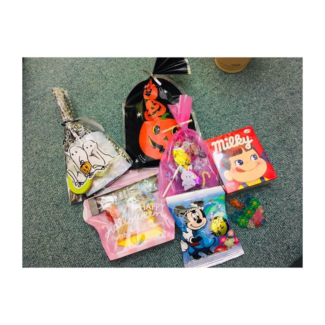二見夕貴さんのインスタグラム写真 - (二見夕貴Instagram)「. 載せそびれてた Halloweenの思い出🎃🦇. * . 毎年恒例、Halloween weekの ダンスレッスンは仮装して ハロウィンダンスを踊ります☺︎ . 女の子の仮装はドレスが多い中、 キョンシー( 復活版？)や モンスターの着ぐるみや ママの手作りのかぼちゃコス、 まさかの海老のお寿司などの 癖の強い仮装にめろめろでした😍笑 . 1枚目のガールズクラス写真お気に入り♡ 発表会ナンバーのアイデアもすぐ浮かんだ♡ 制作がんばるぞー！💪🏻✨ . . 驚いたのが、ハロウィンから1週間経っても 今日ハロウィンやるの☺︎！ って言う子がいたこと🤣🤣 ただの仮装パーティーなのか お菓子パーティーかもしれないが🙂笑 . #kidsdance #dancelesson #danceinstructor #Halloween #halloweencostumes #キッズダンス #ダンスレッスン #ダンス講師 #ダンスインストラクター #子ども好き #ハロウィン #ハロウィンコスプレ #キョンシー #キッズゾンビ #魔女ゾンビとピエロに食べられるえび寿司 #腕にはさりげなくガリ #お菓子交換」11月15日 23時42分 - yyyuki___