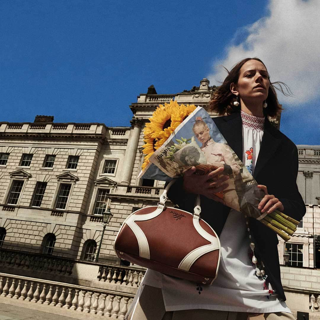 プラダさんのインスタグラム写真 - (プラダInstagram)「The #PradaResort20 campaign is integrated into everyday life, subverting convention by premiering as bouquet wraps. Pick one up at your local flower shop. Discover more via link in bio. #Prada #PradaBowling #PradaSeditiousSimplicity」11月15日 23時45分 - prada