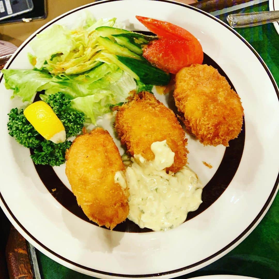 志摩有子さんのインスタグラム写真 - (志摩有子Instagram)「家に籠もっての入稿ウィーク。晩ごはんどうしようかと思っていたら、棚ぼたで牡蠣を楽しむテーブルが回ってきた。冷たい生牡蠣にクリーミーなコキール。ジューシーさに うっとり。牡蠣以外のメニューもなにを食べても美味しい。貴重なお席をありがとう。 #生牡蠣　#牡蠣三昧 #期間限定 #なんでこんなに美味しいの #シメはシャリアピンクステーキ」11月15日 23時48分 - ariko418