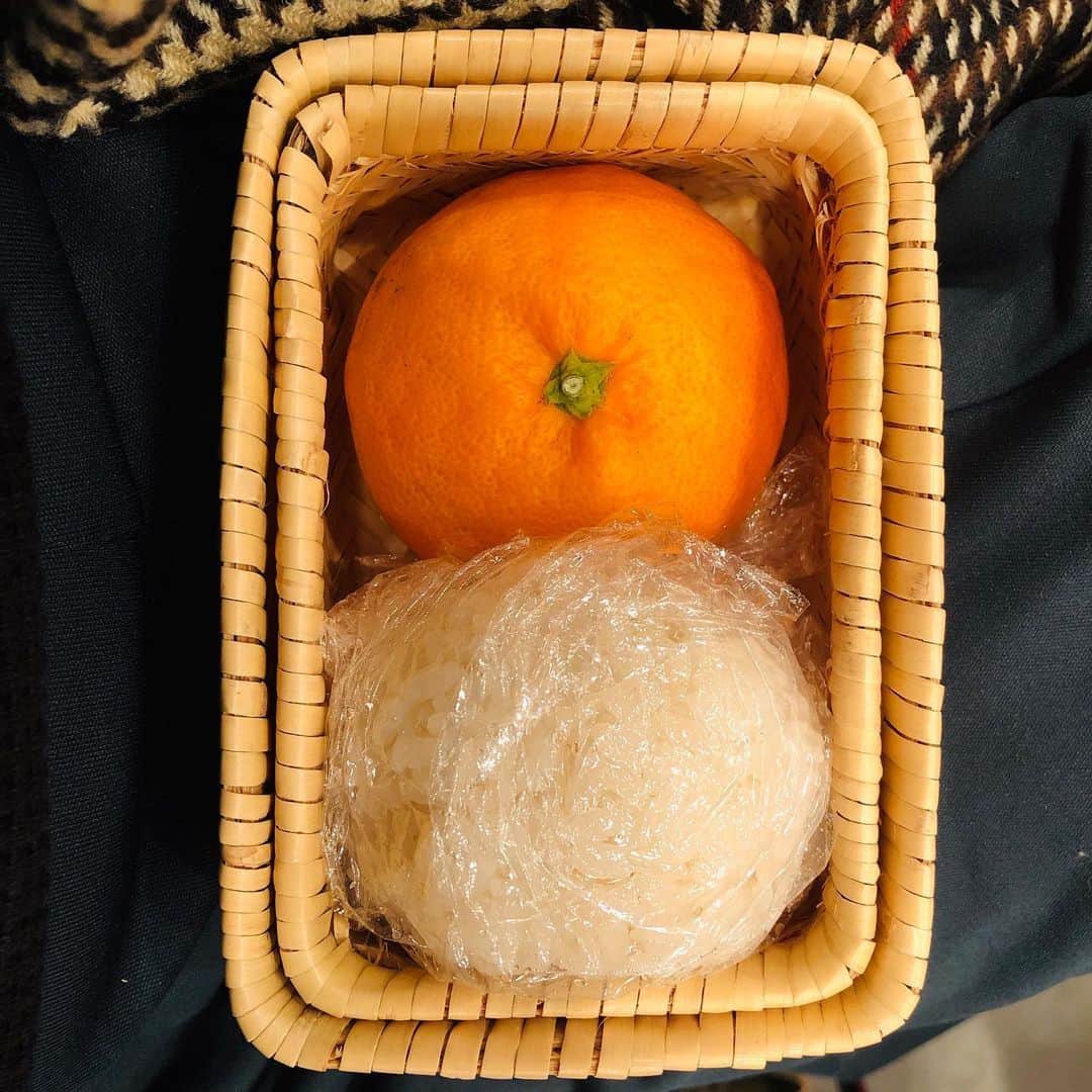池田有希子のインスタグラム：「本日の　#イノサンmusicale 稽古のお供はおむすびとミカンでした🍙🍊圧倒的な少なさに稽古中駄々を捏ねそうになったので明日はそこんとこ準備を抜かりなくやります。皆の10分の1も動いてないのに、なのに消耗はする役だわ。フランス革命も現代も森羅万象として感受する、沼のように面白い立ち位置。  #theaterlife #bento #riceball #mikan」
