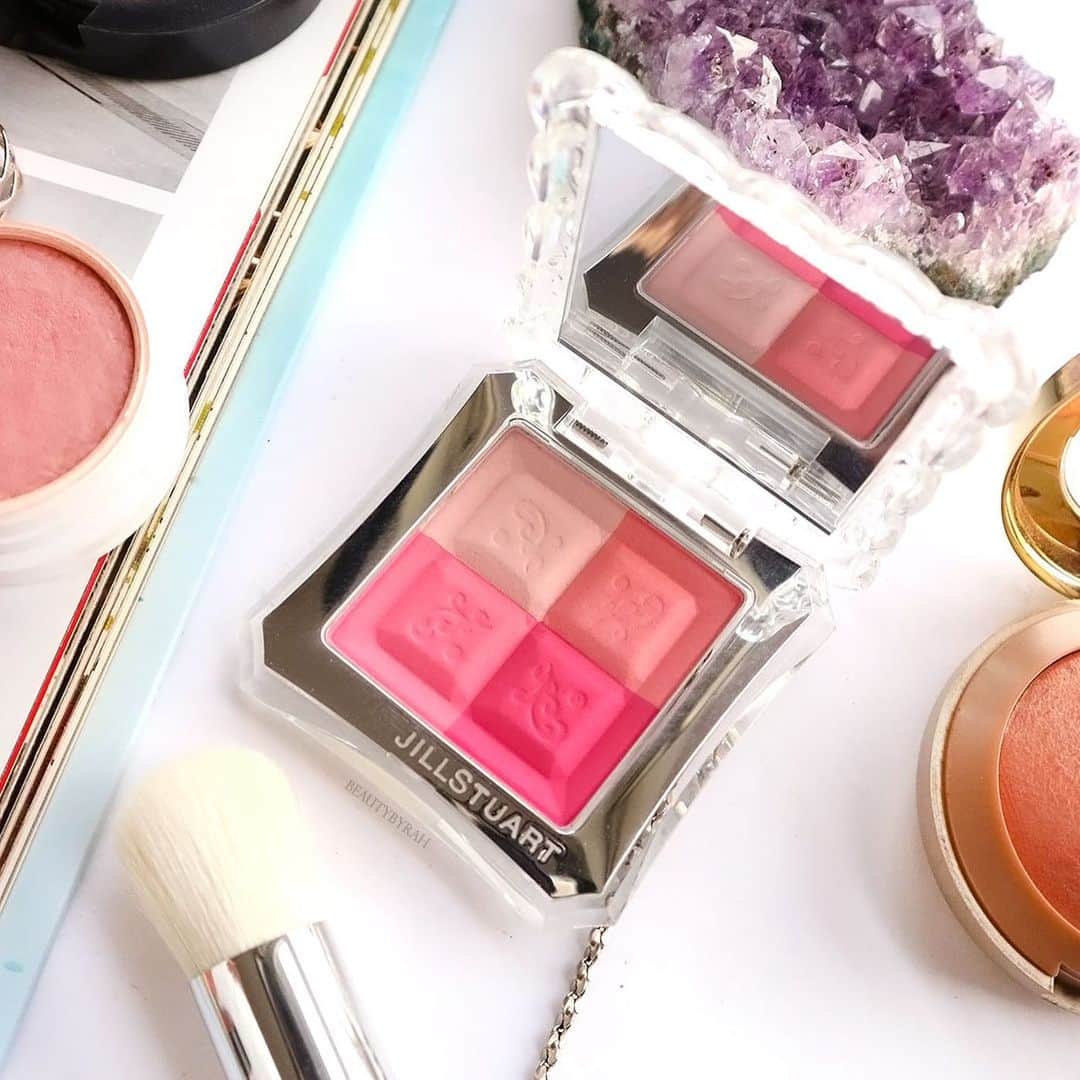 Jill Stuart Cosmetics Japanのインスタグラム：「Jillstuart Mix Blush (include brush) . IDR 798.000 . What it is: A set of 4 semi-matte powder blush colours, supplied with a special brush. . What it does: With the Mix Blush Compact N, you can mix and match 4 colours, from pale pinks to candy oranges, to softly highlight your cheekbones. The semi-matte powder formula is enriched with moisturising ingredients to stop your skin from drying out through the day.  The special, soft-bristled applicator brush is supplied in its own soft case. . .  #jualjillstuart#jualjillstuartmakeup#jualkuasmakeup#tokobatam#batamtoko#muabatam#batamolshop#olshopbatam#batam#tokokosmetik#jualbrush#jualsigma#jualan#jualanku#jualsephora#jualchanel#jualladuree#jualkosmetikbatam#jualeyeliner#jualmascara#juallipstick#jualmurah#jualankaka#makeupartistbatam#jualmakeup#jualkosmetikori#jualetude#jualladureekosmetik#jualkosmetikjepang#jillstuart」
