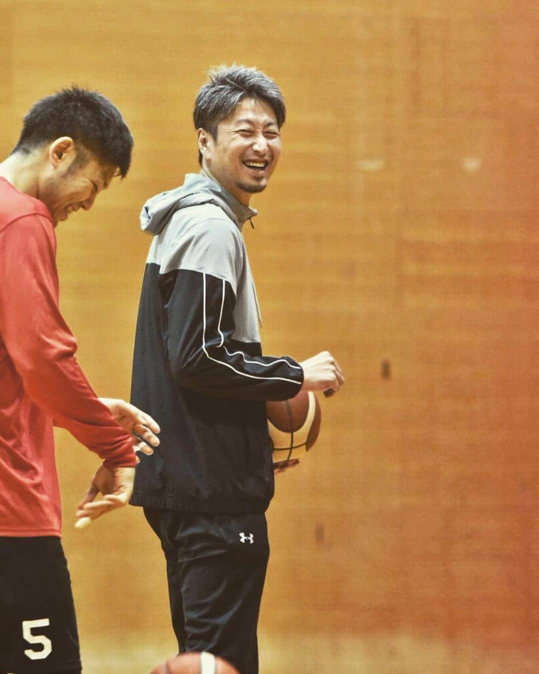 千葉ジェッツさんのインスタグラム写真 - (千葉ジェッツInstagram)「練習風景📸 #chibajets #Bリーグ #千葉ジェッツ #basketball #バスケ #笑顔多め #今日は練習後風景で #ポートレート #オフショット #あつしスマイル」11月15日 14時51分 - chibajets_official