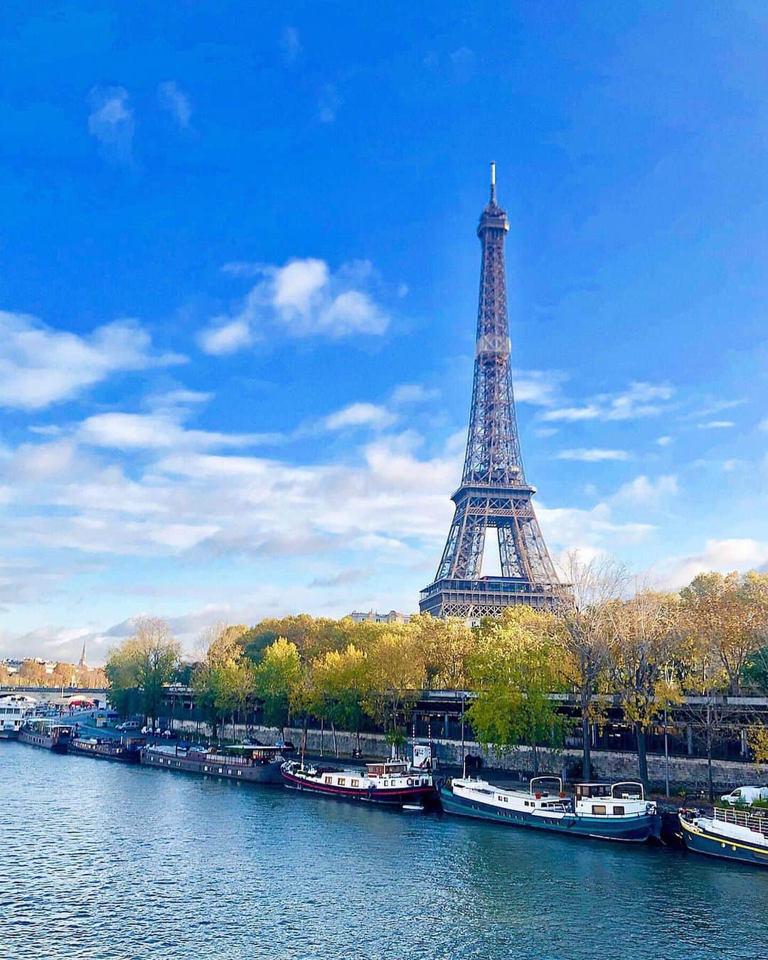 石田美奈子さんのインスタグラム写真 - (石田美奈子Instagram)「ℙ𝕒𝕣𝕚𝕤. . #エッフェル塔 💛 #パリ 滞在中本当に天気が悪くて、ほぼ雨が降っていた今回の旅行🤣 エッフェル塔に行った時間は快晴で、空も真っ青♡ . 位置情報で載せた#ビラケム橋  からのエッフェル塔の眺めがとても綺麗でオススメのフォトスポット♫ 橋自体もすごく綺麗😊 #新婚旅行 なのか、#ウエディングフォト なのか、写真撮影をしているカップルとカメラマンさんがとても多かったです☺︎ . ずーーーっと雨だったので、綺麗に撮れている写真がほとんど無いという悲しい問題(´•.̫ • ) パリから帰国して2日、あっちで常に寝不足だったせいか、睡魔がひどい😪 . ✈️ → #minako_trip . #paris #france #パリ旅行 #女子旅 #パリコーデ」11月15日 15時16分 - mminakooo
