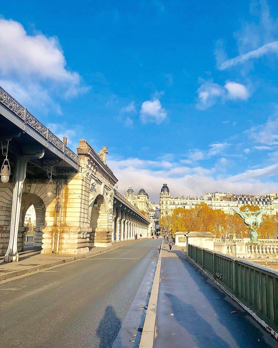 石田美奈子さんのインスタグラム写真 - (石田美奈子Instagram)「ℙ𝕒𝕣𝕚𝕤. . #エッフェル塔 💛 #パリ 滞在中本当に天気が悪くて、ほぼ雨が降っていた今回の旅行🤣 エッフェル塔に行った時間は快晴で、空も真っ青♡ . 位置情報で載せた#ビラケム橋  からのエッフェル塔の眺めがとても綺麗でオススメのフォトスポット♫ 橋自体もすごく綺麗😊 #新婚旅行 なのか、#ウエディングフォト なのか、写真撮影をしているカップルとカメラマンさんがとても多かったです☺︎ . ずーーーっと雨だったので、綺麗に撮れている写真がほとんど無いという悲しい問題(´•.̫ • ) パリから帰国して2日、あっちで常に寝不足だったせいか、睡魔がひどい😪 . ✈️ → #minako_trip . #paris #france #パリ旅行 #女子旅 #パリコーデ」11月15日 15時16分 - mminakooo