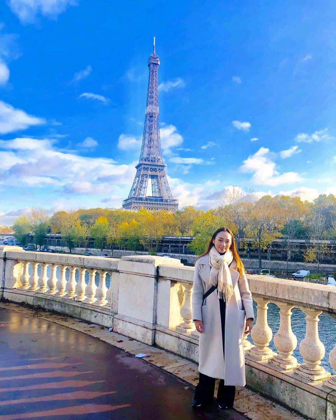 石田美奈子のインスタグラム：「ℙ𝕒𝕣𝕚𝕤. . #エッフェル塔 💛 #パリ 滞在中本当に天気が悪くて、ほぼ雨が降っていた今回の旅行🤣 エッフェル塔に行った時間は快晴で、空も真っ青♡ . 位置情報で載せた#ビラケム橋  からのエッフェル塔の眺めがとても綺麗でオススメのフォトスポット♫ 橋自体もすごく綺麗😊 #新婚旅行 なのか、#ウエディングフォト なのか、写真撮影をしているカップルとカメラマンさんがとても多かったです☺︎ . ずーーーっと雨だったので、綺麗に撮れている写真がほとんど無いという悲しい問題(´•.̫ • ) パリから帰国して2日、あっちで常に寝不足だったせいか、睡魔がひどい😪 . ✈️ → #minako_trip . #paris #france #パリ旅行 #女子旅 #パリコーデ」