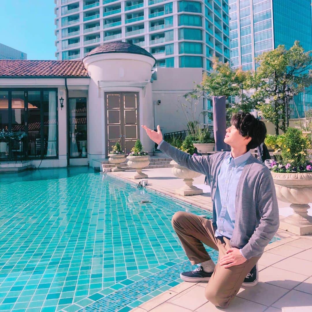 のインスタグラム：「#みこと✍️ ここはどこでしょう❓ キレイなプールだなぁ… 青空のポカポカ陽気🌞 花巻家の住む世界では、第6話から2019年を迎えます🎍 もう寒いはずだけど… * #プールサイドで花巻家🏠 #少しも寒くないわ #4分間のマリーゴールド #よんまり #今夜10時からは第6話 #福士蒼汰 #tbs」