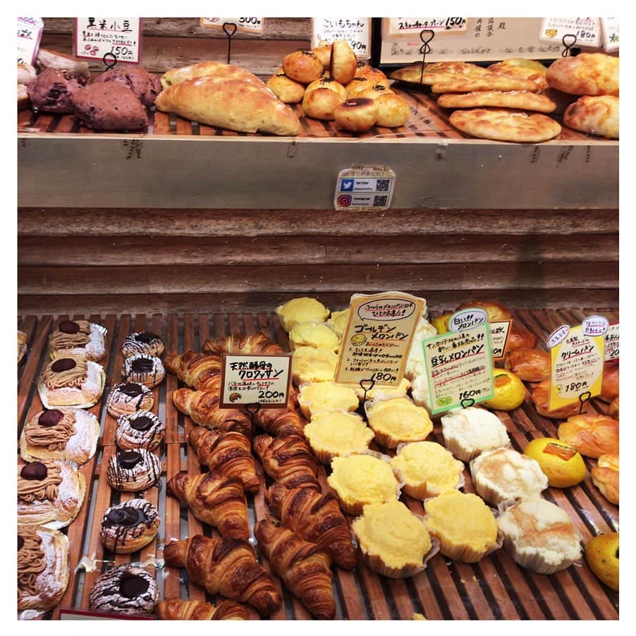 金城茉奈さんのインスタグラム写真 - (金城茉奈Instagram)「こんにちは。 久しぶりに本日のパン！ 上町にある「天然酵母パンの店 サンセリテ 北の小麦」🌾 外観が丸太小屋のようで木のぬくもりを感じる作りのパン屋さん。 種類がたくさんあって迷いに迷い、私が購入したのはソフトプレッツェルのシナモン、こいもちゃん、ソレイユの3つ。 ソフトプレッツェルは、外ははカリカリで中はもっちりと上にかかったシナモンが香ばしくてたまらない美味しさでした。 こいもちゃんは、90%お芋を練りこんでいるとのことでさつまいもたっぷりのパン！ ソレイユは星型なのかな？可愛い形のパンで、濃厚なチーズがたくさん挟まっていました。 3つとも美味しくてまた違う種類のパンも食べてみたいなぁ。 #サンセリテ北の小麦#世田谷線散歩#上町#パン巡り#ソフトプレッツェル#こいもちゃん#ソレイユ」11月15日 15時21分 - mn75aa