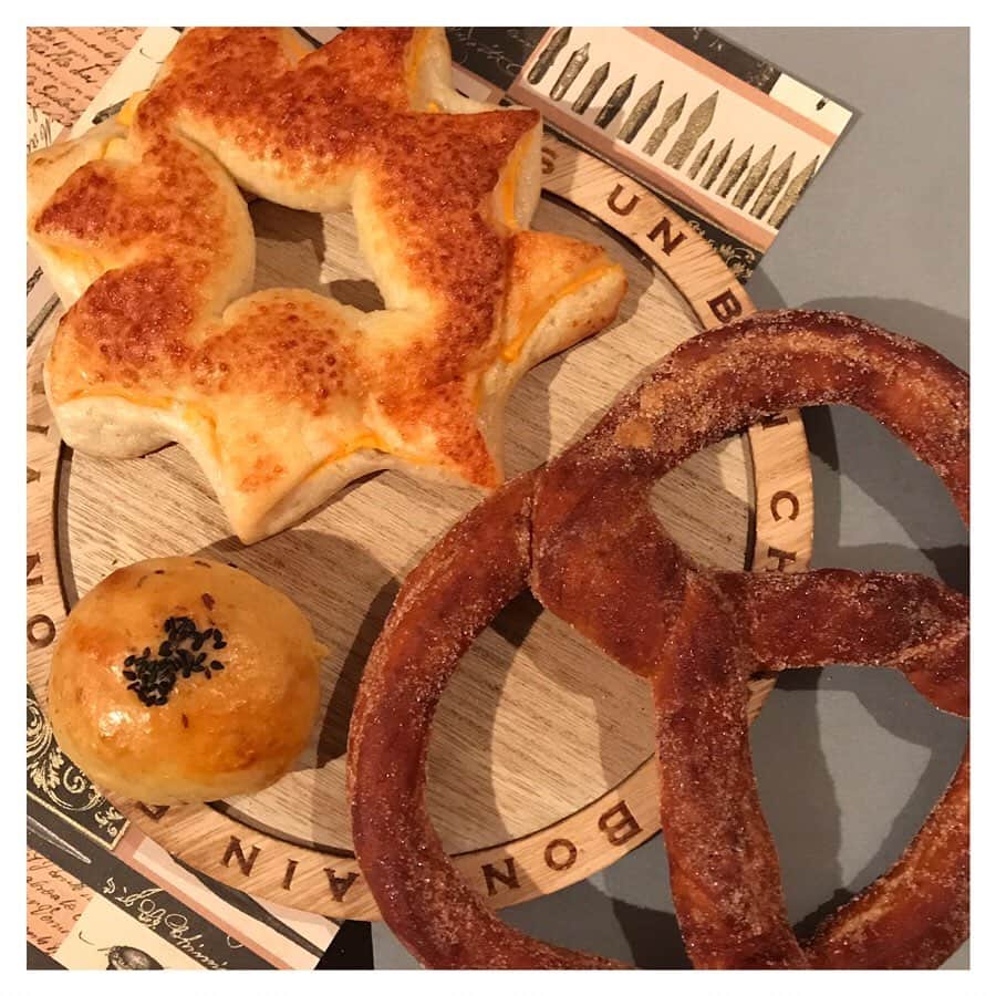 金城茉奈のインスタグラム：「こんにちは。 久しぶりに本日のパン！ 上町にある「天然酵母パンの店 サンセリテ 北の小麦」🌾 外観が丸太小屋のようで木のぬくもりを感じる作りのパン屋さん。 種類がたくさんあって迷いに迷い、私が購入したのはソフトプレッツェルのシナモン、こいもちゃん、ソレイユの3つ。 ソフトプレッツェルは、外ははカリカリで中はもっちりと上にかかったシナモンが香ばしくてたまらない美味しさでした。 こいもちゃんは、90%お芋を練りこんでいるとのことでさつまいもたっぷりのパン！ ソレイユは星型なのかな？可愛い形のパンで、濃厚なチーズがたくさん挟まっていました。 3つとも美味しくてまた違う種類のパンも食べてみたいなぁ。 #サンセリテ北の小麦#世田谷線散歩#上町#パン巡り#ソフトプレッツェル#こいもちゃん#ソレイユ」