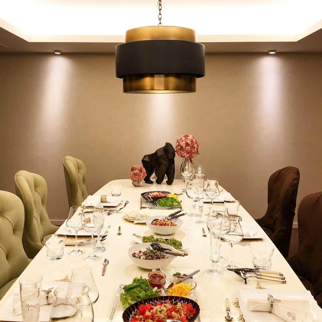 内山理名さんのインスタグラム写真 - (内山理名Instagram)「𝕄𝕖𝕩𝕚𝕔𝕒𝕟 𝕕𝕚𝕟𝕟𝕖𝕣..🇲🇽 ・ テーマを決めて 全て食材は #oisix  でホームパーティ。 私はお料理担当 テーブルセッティングは 友人にお任せ♡  広いキッチンを独り占め たのしかった。 丁度よく熟れたアボカドで ワカモレがいい感じ🥑  #homeparty #mexicanfood #dinner #friendshouse → @1sakiko1」11月15日 15時22分 - rinauchiyama_official