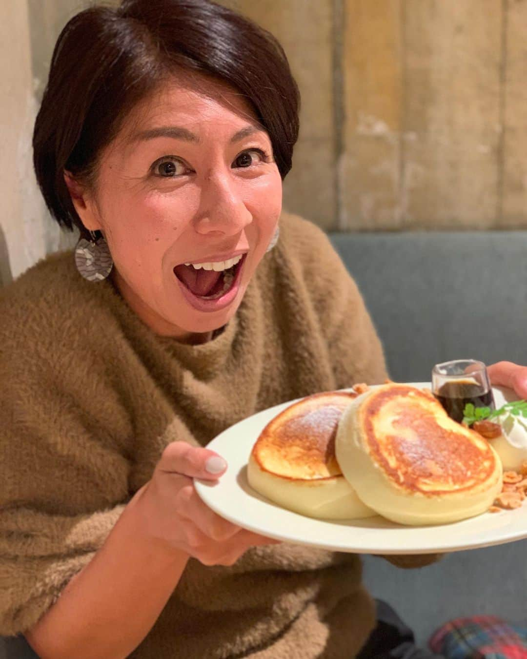 森上亜希子さんのインスタグラム写真 - (森上亜希子Instagram)「今日はしのぶさんとヨーキーズでランチ‼️ しっかり、パスタを食べた後にパンケーキ🥞 やっぱりヨーキーズに来たらパンケーキ食べなきゃよね〜。 今日も良く笑い楽しい時間でした‼️ しのぶさん、ありがとうございました‼️ #先輩 #至福の時間 #最高 #大好き #尊敬 #ヨーキーズブランチ #パンケーキ #tennis #テニス #浅越しのぶ　さん」11月15日 15時23分 - akiko_morigami