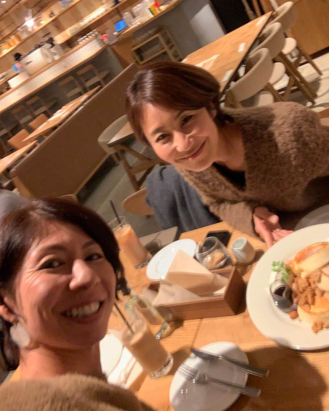 森上亜希子さんのインスタグラム写真 - (森上亜希子Instagram)「今日はしのぶさんとヨーキーズでランチ‼️ しっかり、パスタを食べた後にパンケーキ🥞 やっぱりヨーキーズに来たらパンケーキ食べなきゃよね〜。 今日も良く笑い楽しい時間でした‼️ しのぶさん、ありがとうございました‼️ #先輩 #至福の時間 #最高 #大好き #尊敬 #ヨーキーズブランチ #パンケーキ #tennis #テニス #浅越しのぶ　さん」11月15日 15時23分 - akiko_morigami