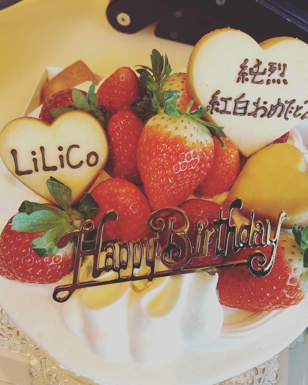 のインスタグラム：「(*´˘`*)🎂⊂(´˘`๑)" 1日早く、 #happybirthday  #lilico さーん #jwave  #allgoodfriday で #お祝い  このケーキ、めちゃめちゃ美味♡ イチゴもあっまーーーい🍓  #純烈 のみなさん、 #nhk  #紅白歌合戦  出場(*´ω`*ﾉﾉ☆ﾊﾟﾁﾊﾟﾁ #おめでとうございます！」