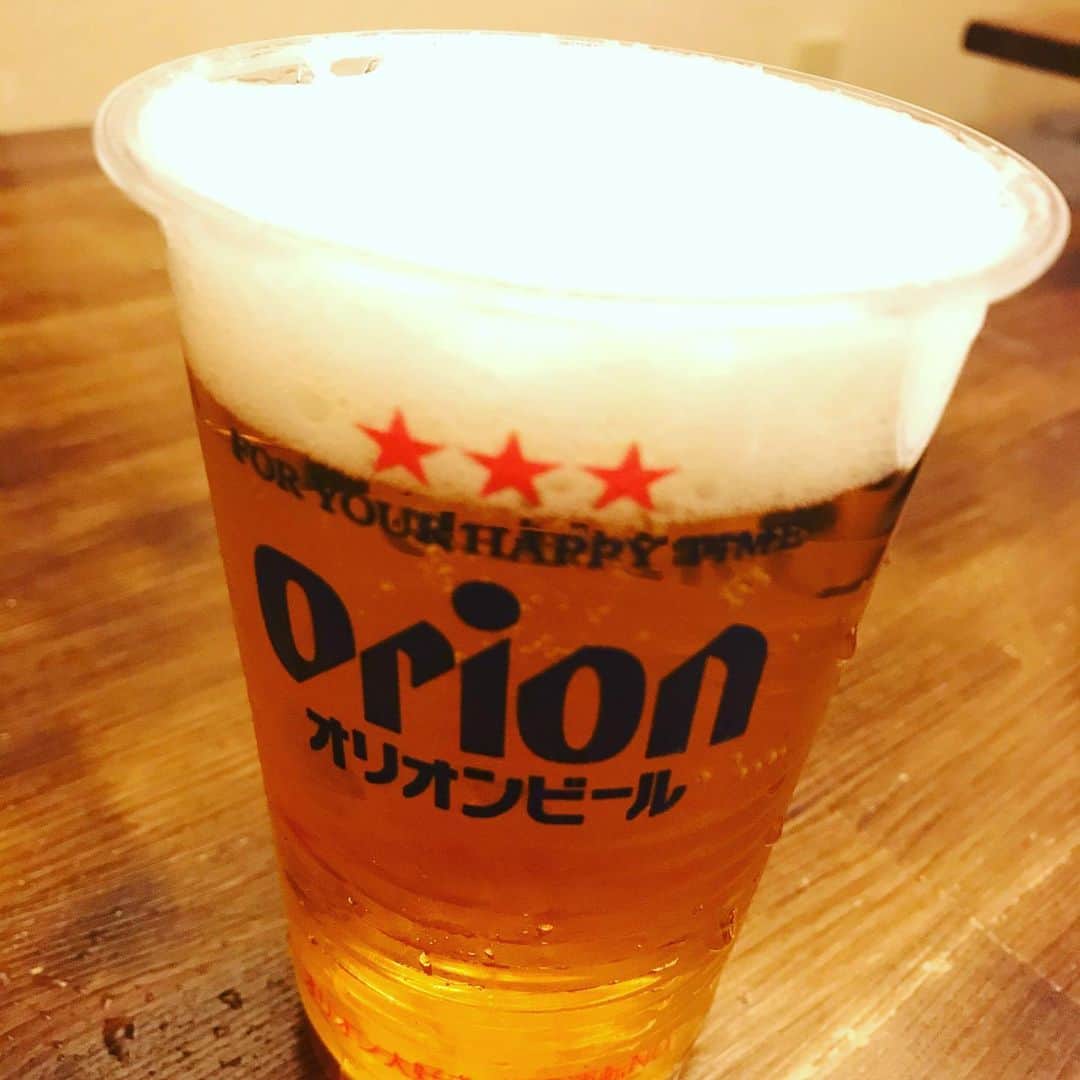 中野耕史のインスタグラム：「やっぱり沖縄が好きだ😊 兵庫県庁近くの　#わとわ  宮古牛の炙り🔥 同じく生ベーコン🥓 オリオンビール🍺 ふーちゃんぷるー🍳 どれも美味しーい！😊 なんだかんだ頑張っている家族への良いプレゼントになりました😊 感謝」