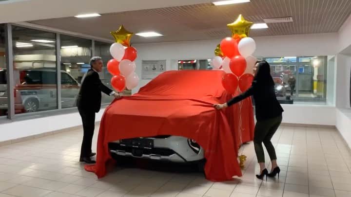 ヤナ・イグリアンのインスタグラム：「Вот и мой HAVAL F7x! Сегодня наконец впервые села за руль!! Первое впечатление мега приятное! Очень стильный, удобный, точно будет на дороге встречать восторженные взгляды)) Весь сияет, с иголочки! Еду опробовать в деле! Огромное спасибо, HAVAL!!!」