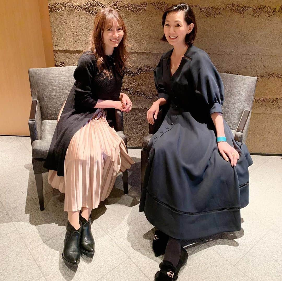 新山千春さんのインスタグラム写真 - (新山千春Instagram)「わたしの憧れの芸能界の先輩！！ とよた真帆さん🌹と ランチさせていただきました (*˘︶˘*).｡.:*♡ 女優さんとしても ひとりの女性としても お会いするたびに 心地良い刺激をくれて 今日も真帆さんにお会い出来て良かったなぁ！って 必ず余韻まで楽しませてくれる大好きな方です❤️ .  #とよた真帆 さん🌹 #新山千春」11月15日 15時42分 - chiharuuu_0114