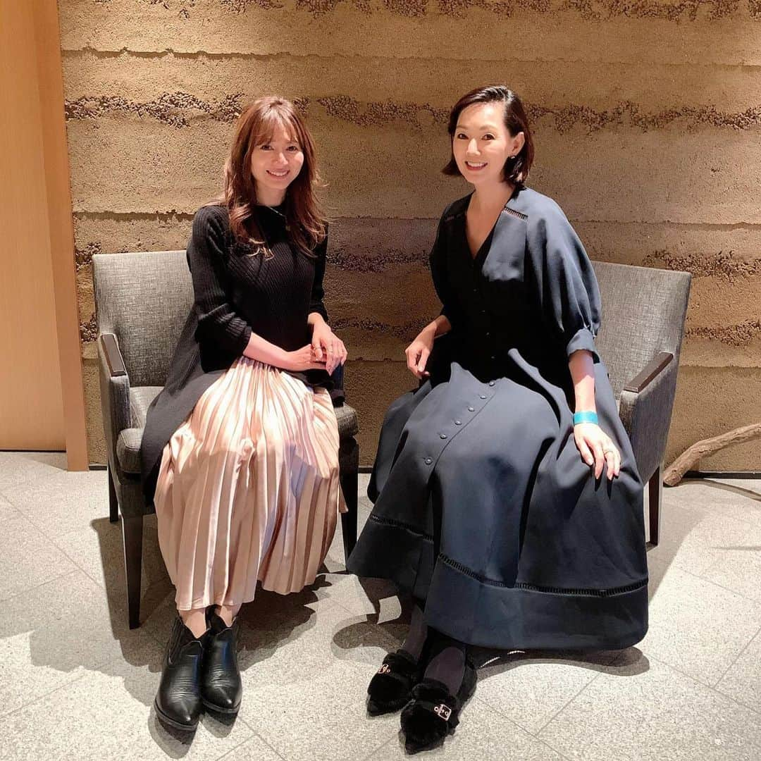 新山千春さんのインスタグラム写真 - (新山千春Instagram)「わたしの憧れの芸能界の先輩！！ とよた真帆さん🌹と ランチさせていただきました (*˘︶˘*).｡.:*♡ 女優さんとしても ひとりの女性としても お会いするたびに 心地良い刺激をくれて 今日も真帆さんにお会い出来て良かったなぁ！って 必ず余韻まで楽しませてくれる大好きな方です❤️ .  #とよた真帆 さん🌹 #新山千春」11月15日 15時42分 - chiharuuu_0114