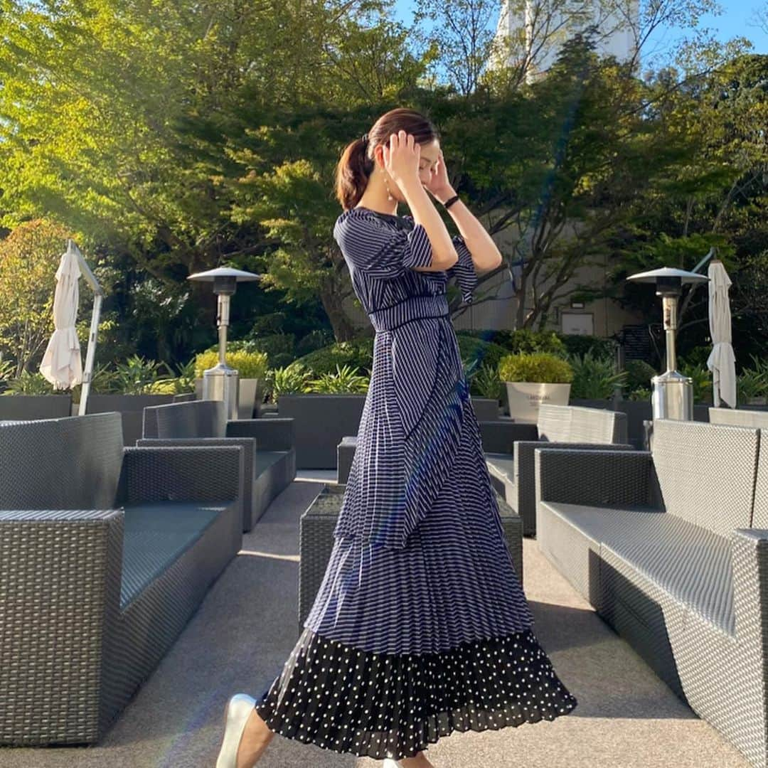 白田久子さんのインスタグラム写真 - (白田久子Instagram)「歩く度ヒラヒラ可愛いワンピース👗 ストライプとドットの組み合わせも大人可愛い💋軽くて着心地も良くて、女子会やお呼ばれコーデにバッチリ👌 #ruvie #ワンピース #女子会 #年子ママ」11月15日 15時42分 - hisako_shirata