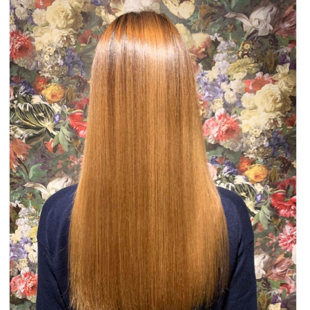 大原かおりさんのインスタグラム写真 - (大原かおりInstagram)「長年の友、住谷杏奈ちゃんが恵比寿に素晴らしいヘアサロンをオープンしたので、早速行ってきました💁‍♀️💈💞 @annasumitani @tokyo_bihatsu_lab ☺︎ 子供の頃からクセ毛で潤いが無いのが悩みな私😭💦 杏奈ちゃんは、いつも髪の毛が綺麗で何をしてるのか気になっていたのですが。。 答えは『トリプルプラチナミネコラトリートメント(3倍量使用)』でした💖 杏奈ちゃんがこよなく愛したトリートメントを世の中の女子にも体感して欲しいという心優しい気持ちからオープンした美容室😘💈💕 ☺︎ 施術1時間半くらいで、私のパサパサだった髪がビックリするくらいにツヤツヤに潤ってくれました❣️ 2枚目の写真がAfter。 3枚目の写真がBefore。 今はストレートパーマを当てているので、この奇跡的なトリートメントのお陰で自分の髪じゃないみたいにサラサラになってくれて大喜びな私😍🙌💘 ☺︎ 髪質でお悩みの方、神がかりなこのトリートメント本当にオススメですよ🥰💯 やればやる程に綺麗な髪に仕上がってくれるそうなので、また1ヶ月後位に行こうと思います❤️ ☺︎ ✨東京美髪研究所✨ 渋谷区恵比寿南１-11-12 The HONDA ARMS 1F 102号室 03-6303-1889 * #tokyobihatsulab #東京美髪研究所 #住谷杏奈 ちゃん#プロデュース #オススメ #ヘアサロン #美容室 #ヘッドスパ #ミネコラ #ミネコラトリートメント #プラチナミネコラ #恵比寿美容室 #恵比寿 #艶髪 #髪質改善 #うるツヤ髪 #ストレートヘア #ヒト幹細胞 #ヒト毛根細胞 #haircare #hairtreatmen t#hairsalon #spa」11月15日 15時45分 - oharagaori_otty