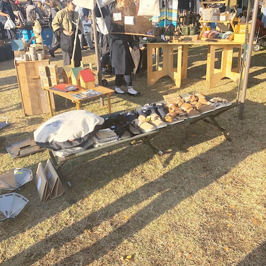 OUTPUT LIFE officialさんのインスタグラム写真 - (OUTPUT LIFE officialInstagram)「本日から立川にある昭和記念公園で行われている " 東京蚤の市 " . . 桐生発のアウトドアショップ　 Purveyors (@purveyors2017) さんのブースにOUTPUT LIFEのeasycotやBALMUDA The Lantern販売しております❗️(実際に見て触れられる機会ですよ🙋‍♀️) . . ブースの場所はメインステージの直ぐ横🙌 . メインステージの装飾もpurveyorsさんが監修しており、LIVEに耳を傾ける時間も含め、最高に心地の良い空間、ステージになっておりますので、是非合わせてお楽しみください🍁  東京蚤の市に行かれる方は 是非、お立ち寄りを🙌  第16回　東京蚤の市  日程：2019年11月15日（金）〜17日（日） 入場料：前売券 800円／当日券1,000円（中学生以下無料） 会場：国営昭和記念公園 みどりの文化ゾーン（東京都立川市緑町3173）  Purveyorsブース 会場マップ3 ★E  #outpuplife #アウトプットライフ #purveyors  #桐生を誇る #アウトドアショップ #東京蚤の市 #東京蚤の市2019 #easycot #balmudathelantern  #骨董品も沢山 #一日でまわりきれない #お子さんも楽しめる #liveもあります」11月15日 15時50分 - outputlife_official