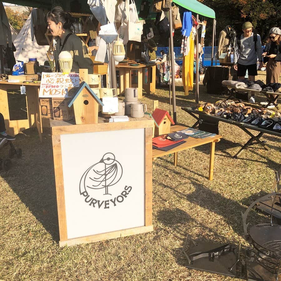 OUTPUT LIFE officialさんのインスタグラム写真 - (OUTPUT LIFE officialInstagram)「本日から立川にある昭和記念公園で行われている " 東京蚤の市 " . . 桐生発のアウトドアショップ　 Purveyors (@purveyors2017) さんのブースにOUTPUT LIFEのeasycotやBALMUDA The Lantern販売しております❗️(実際に見て触れられる機会ですよ🙋‍♀️) . . ブースの場所はメインステージの直ぐ横🙌 . メインステージの装飾もpurveyorsさんが監修しており、LIVEに耳を傾ける時間も含め、最高に心地の良い空間、ステージになっておりますので、是非合わせてお楽しみください🍁  東京蚤の市に行かれる方は 是非、お立ち寄りを🙌  第16回　東京蚤の市  日程：2019年11月15日（金）〜17日（日） 入場料：前売券 800円／当日券1,000円（中学生以下無料） 会場：国営昭和記念公園 みどりの文化ゾーン（東京都立川市緑町3173）  Purveyorsブース 会場マップ3 ★E  #outpuplife #アウトプットライフ #purveyors  #桐生を誇る #アウトドアショップ #東京蚤の市 #東京蚤の市2019 #easycot #balmudathelantern  #骨董品も沢山 #一日でまわりきれない #お子さんも楽しめる #liveもあります」11月15日 15時50分 - outputlife_official