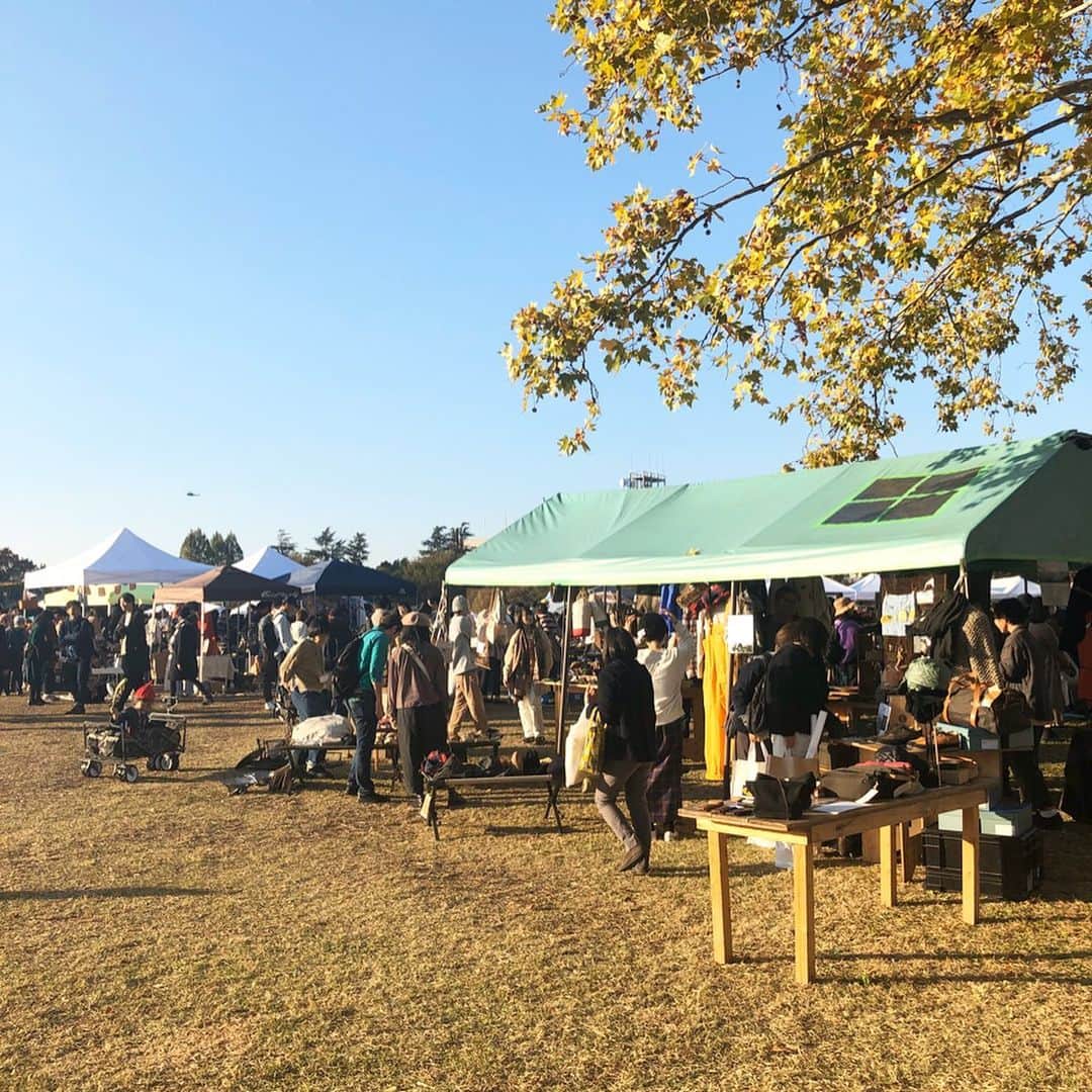 OUTPUT LIFE officialさんのインスタグラム写真 - (OUTPUT LIFE officialInstagram)「本日から立川にある昭和記念公園で行われている " 東京蚤の市 " . . 桐生発のアウトドアショップ　 Purveyors (@purveyors2017) さんのブースにOUTPUT LIFEのeasycotやBALMUDA The Lantern販売しております❗️(実際に見て触れられる機会ですよ🙋‍♀️) . . ブースの場所はメインステージの直ぐ横🙌 . メインステージの装飾もpurveyorsさんが監修しており、LIVEに耳を傾ける時間も含め、最高に心地の良い空間、ステージになっておりますので、是非合わせてお楽しみください🍁  東京蚤の市に行かれる方は 是非、お立ち寄りを🙌  第16回　東京蚤の市  日程：2019年11月15日（金）〜17日（日） 入場料：前売券 800円／当日券1,000円（中学生以下無料） 会場：国営昭和記念公園 みどりの文化ゾーン（東京都立川市緑町3173）  Purveyorsブース 会場マップ3 ★E  #outpuplife #アウトプットライフ #purveyors  #桐生を誇る #アウトドアショップ #東京蚤の市 #東京蚤の市2019 #easycot #balmudathelantern  #骨董品も沢山 #一日でまわりきれない #お子さんも楽しめる #liveもあります」11月15日 15時50分 - outputlife_official