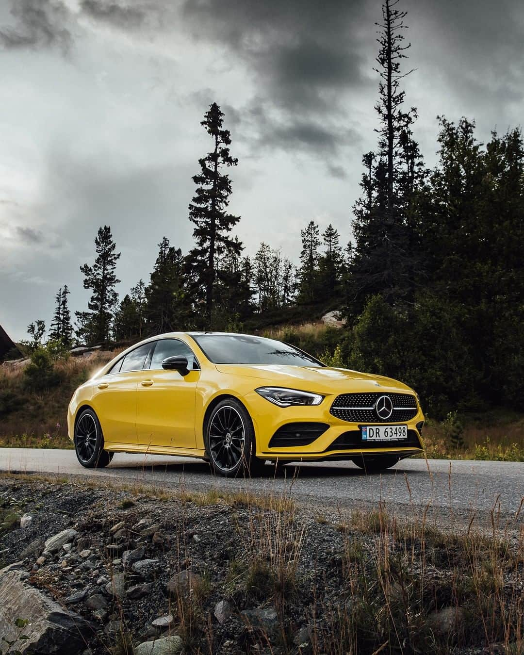 メルセデス・ベンツさんのインスタグラム写真 - (メルセデス・ベンツInstagram)「Exciting design, exciting driving, exciting color. The new Mercedes-Benz CLA painted in sunshine yellow helps to brighten up your day. #MercedesBenz #CLA #Instacar #MBCar #SunshineYellow 📸 @christopherbusch for #MBsocialcar」11月15日 16時00分 - mercedesbenz