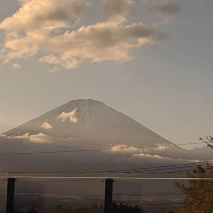 コウメ太夫のインスタグラム：「富士山だ〜これからもっと遠くへお仕事向かう〜富士山〜！ #富士山」