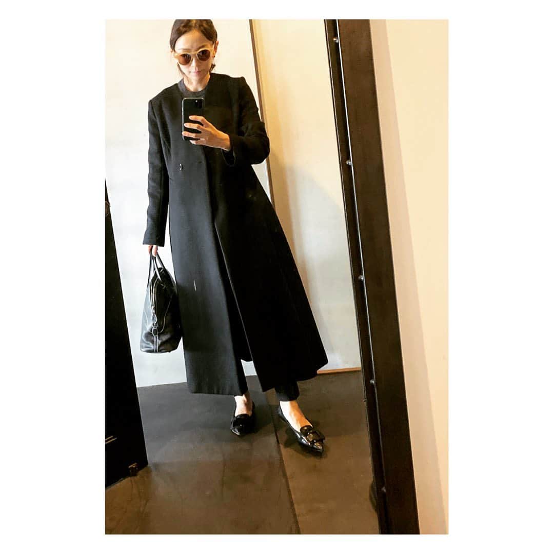 のインスタグラム：「この間学校に行った日。 . パンツでも女らしく見えるコートは　@celford_official のもの。 . #shizunascoordinate」