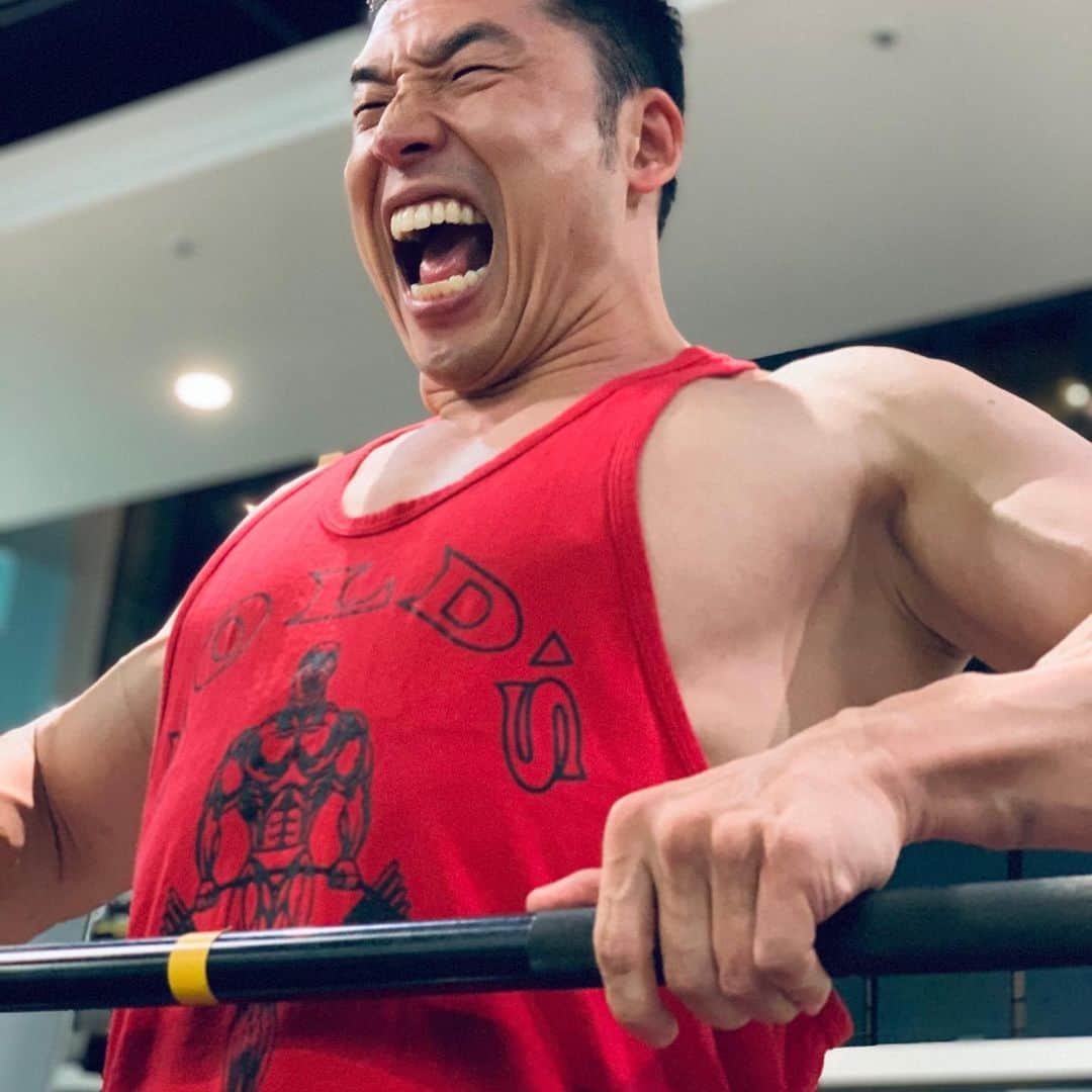 のインスタグラム：「#なかやまきんに君 #こんにちは #素敵な写真ですね #ありがとうございます #これは何をしているんですか #アップライトロー　という #肩　前部の #筋トレ　です #肩幅くらいでバーを握り #肘を上げていくイメージです #なんか #プロレスラーがロープ際で攻撃を受けているみたいですね #いえ違います #これはアップライトローです #マジメですね #ヤー #キャーマジメヤーステキー」