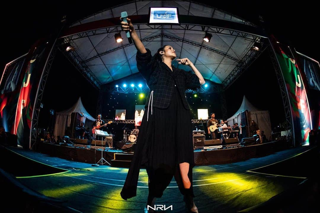 Raisa Andrianaさんのインスタグラム写真 - (Raisa AndrianaInstagram)「Udayana Jazz, 10 November 2019. Slide ketiga bikin kamu terkejut! (Pict by @nareend )」11月15日 16時02分 - raisa6690