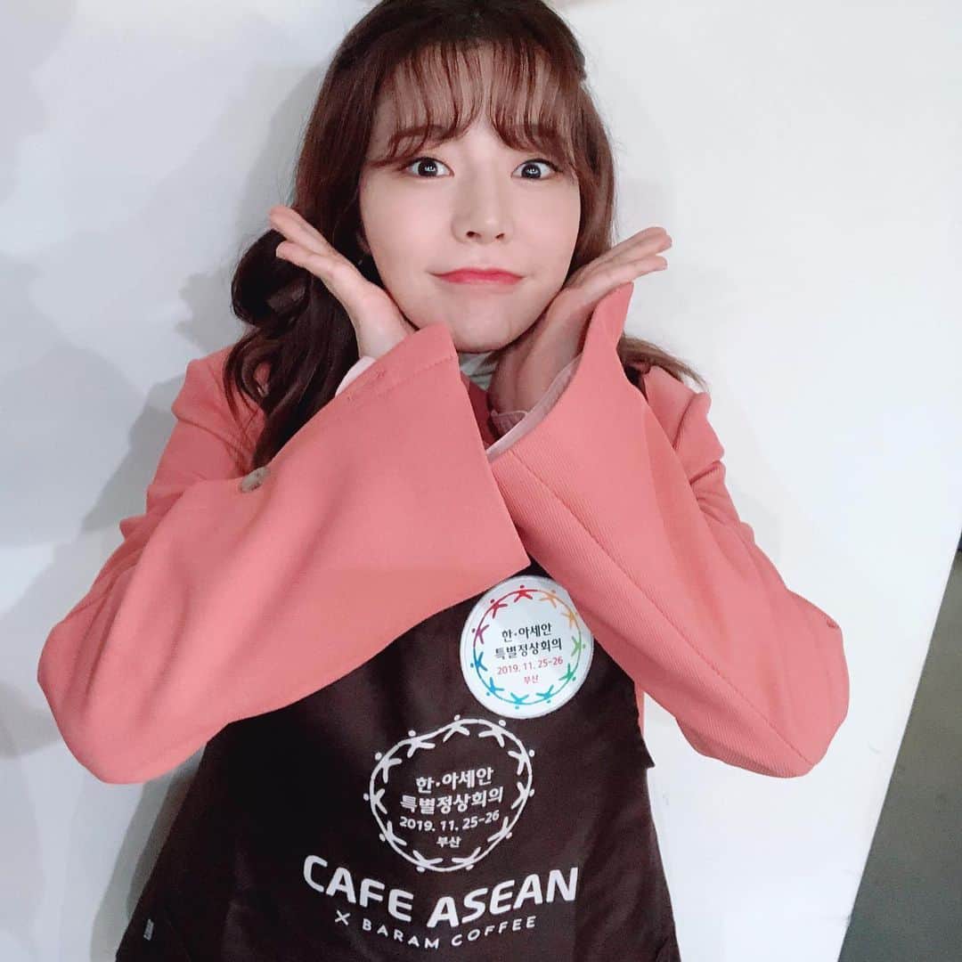 サニー のインスタグラム：「#2019한아세안특별정상회의 와 #제1차한메콩정상회의 의 성공적 개최를 기원하며!!!!! 오늘 #바리스타써니 를 보러 “카페 아세안 X 써니데이” 에 와준 모든분들 고마워용~ 비가 갑자기 억수같이 쏟아져섴ㅋㅋㅋㅋㅋㅋㅋ 열흘 후 부산에서 열리는 본행사 때에는 날씨가 좋기를!!!!! 다들 따뜻하게 몸 녹여서 감기 걸리지 않기를~~ 곧 또 봐용!!!!!! 아! 그리구 공식 계정 @rokasean2019 에도 많은 관심 부탁드려용~!!!!!」