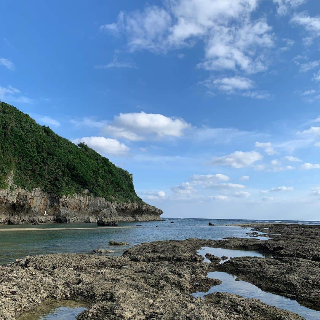 一色亜莉沙さんのインスタグラム写真 - (一色亜莉沙Instagram)「海に来ました🏖 泳げるくらいあたたかみ🙂 砂浜じゃなくて今回は岩場にきてお魚さんたくさん見ました🤭  #沖縄　#大度海岸 #11月の海 #蟹　#青い魚いっぱい」11月15日 16時06分 - arisa_isshiki