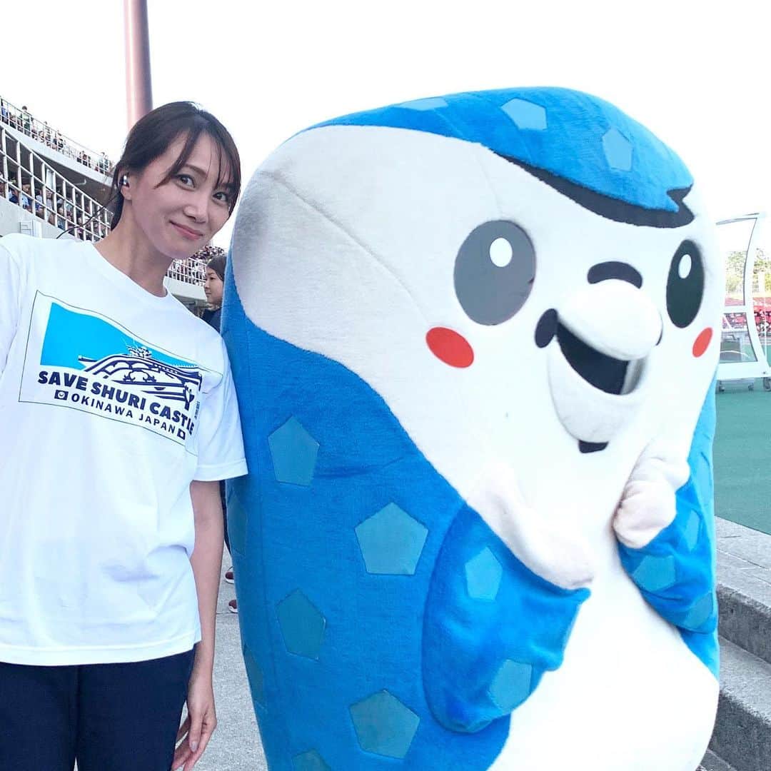 のインスタグラム：「11/10 FC琉球のホーム戦、全試合が終了しました⚽️ J2元年の今シーズン、Jリーグのリポートが出来たことに私自身、意味がありました。  初めての光景で、初めての経験をさせてくださったJリーグの皆様、沢山のご指導と温かさをありがとうございました。  この日のゲームではサポーターの皆さんが作成された【甦れ！首里城】のフラッグが掲げられました。 首里の出身であることを察してくださったんだと思います。 掲げますからねと、メッセージを頂き感動しました。  そして、長年スタジアムDJとして支えてくださった花田さんが卒業🌸  皆さんがサッカーを通じて発するメッセージを熱く感じることができました✨  明日と来週、アウェイ戦が残っています。 シーズンを通して人生を見せてくださっている選手やチームの皆さん、ちばりよー‼︎ 一足お先に、1年間ありがとうございました^_^  #soccer #jリーグ #FC琉球」