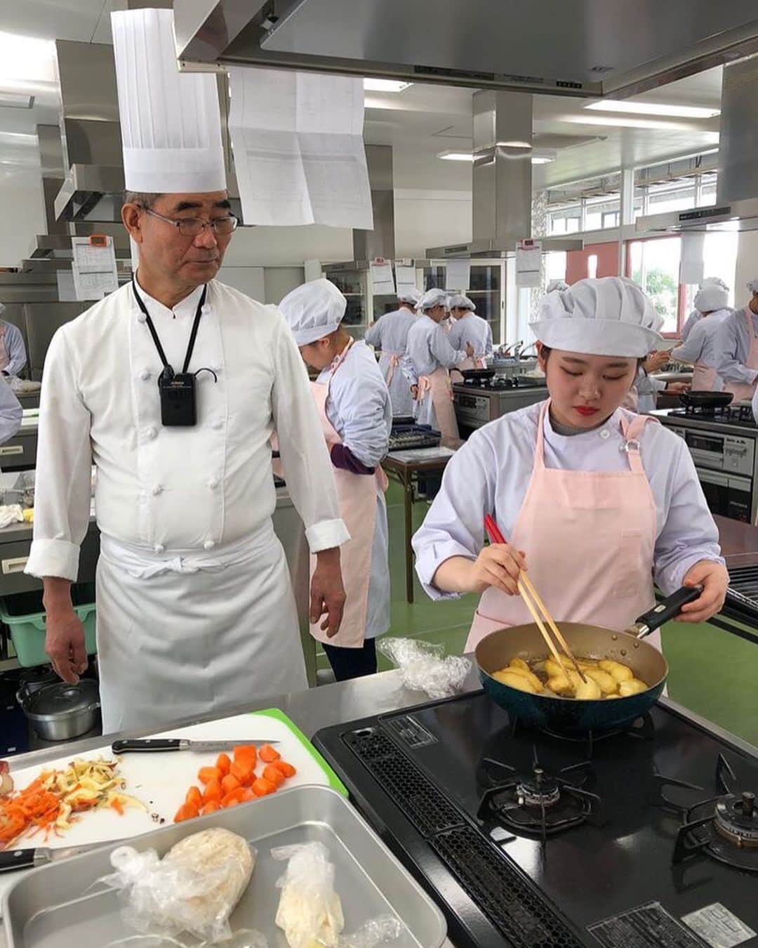 福岡女子短期大学さんのインスタグラム写真 - (福岡女子短期大学Instagram)「こんにちは、福岡女子短期大学です。 . 健康栄養学科1年生「基礎調理学実習」では、プロのシェフから直接学べる調理実習を行いました。 . 講師は、元シーホークホテル総料理長フレンチ🇫🇷のシェフの山並辰巳先生👨‍🍳 . 現場で活躍するプロの熱心🎀な指導で、学生もワンランク上の調理技術を学ぶことが出来ます。 . この日のメニューは、「エビフライ🍤」「アップルパイ🍎」調理のコツも丁寧に指導していました。 . 調理もできる「栄養士」を目指す方🌟福岡女子短期大学健康栄養学科へ！ . =======[ 資料請求 ]======== ． 新しい福岡女子短期大学の資料（2020大学案内📕）を無料送付中です。本学ホームページ📲からお気軽に申し込みください🌟 . 子ども学科/健康栄養学科 音楽科/文化教養学科 ． 福岡女子短期大学 住所：‪‪‪福岡県太宰府市五条四丁目16番1号‬‬‬ tel：‪‪‪092-922-4034‬‬‬（代表） . ======================= . #福岡女子短期大学 #健康栄養学科 #福岡女子短期大学健康栄養学科 #応用調理学実習 #調理実習 #実習 #調理体験 #エビフライ #アップルパイ #お料理教室 #料理教室 #福岡県 #太宰府 #太宰府市 #栄養バランス #食 #栄養士 #栄養教諭 #フードスペシャリスト #健康管理士 #栄養学 #栄養士の卵 #栄養士さんと繋がりたい #料理上手になりたい #ig_cooking #instacooking #instafood #ig_campus #kitchenstage  #kitchenstyle」11月15日 16時07分 - fukuoka_wjc