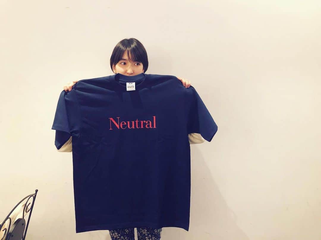 南壽あさ子さんのインスタグラム写真 - (南壽あさ子Instagram)「ツアーグッズのTシャツ、ご要望にお応えしてXLサイズを作りました！また売り切れていたLサイズも復活しました。本日から名古屋２days、よろしくお願いいたします！ それにしても、おおきい…。 #neutral #tour #tourgoods #ツアーグッズ #tシャツ #xl」11月15日 16時12分 - nasuasaco