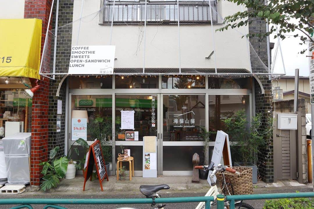 石井輝明さんのインスタグラム写真 - (石井輝明Instagram)「吉祥寺。 というより三鷹。 今日は上方演芸会の収録で千葉の八日市場に来ています。 人生でもう一度ここに来れれかどうかわからないので、とりあえずたくさん空気を吸っておきます。  #cafe海猫山猫 #cafe #coffee #カフェ #東京カフェ #吉祥寺カフェ #三鷹カフェ #カフェ芸人 #いい雰囲気のカフェだった #穏やかな時間が流れていた #穏やかが一番 #今日も穏やかに生きている #明日も穏やかに生きたい #穏やか依存症 #穏やか中毒」11月15日 16時16分 - comandanteishii