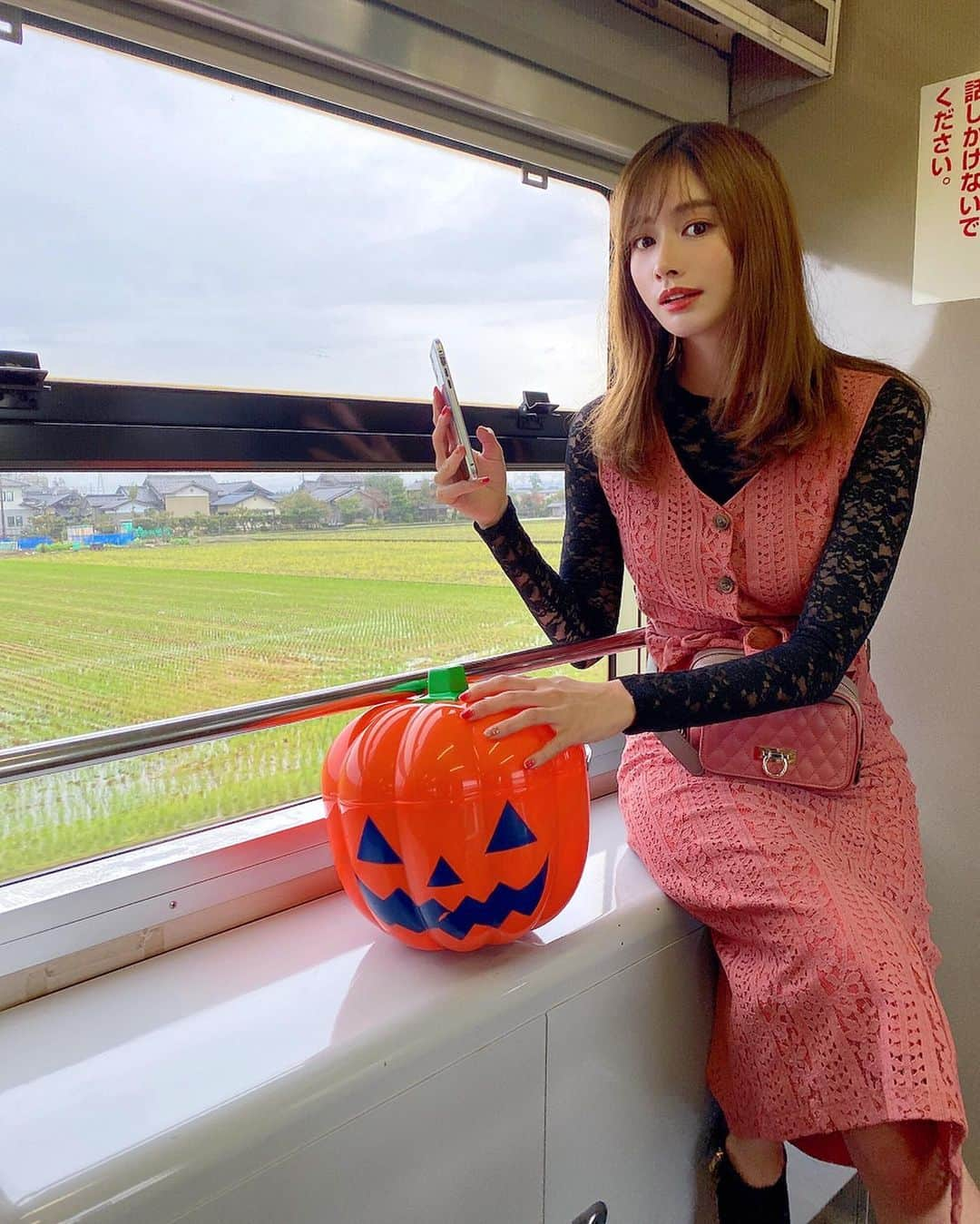 得あゆさんのインスタグラム写真 - (得あゆInstagram)「すっごい田舎🌾⛰🍁 富山帰って地元の電車乗ってみた🚃 ・ setup : @renaikeikaku_official bag : @rienda_official inner : @envym_official ・ ・ ・ ・ ・ ・ ・ ・ #富山#北陸#地元#秋服#秋#コーデ#コーディネート#ピンク#セットアップ#ハロウィン#家族#友達#大切#かぼちゃ#ワンピ#ワンピース#電車#インスタ映え#カメラ女子#オトナ女子#大人カジュアル#大人可愛い#スタイル#旅行#女子旅#タビジョ#setup#onepiece#pink#halloweencostume」11月15日 16時26分 - tokuayu819