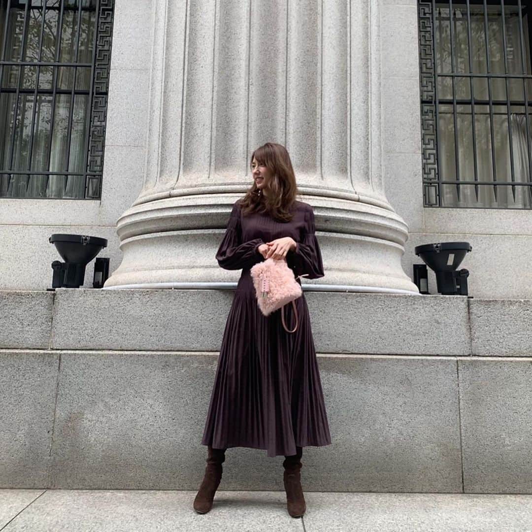 美香さんのインスタグラム写真 - (美香Instagram)「ウエストにシャーリングゴムが施してあり、メリハリのあるラインでスタイルアップを叶えてくれる 大人ワンピ🧡 ベージュも素敵で迷いましたが、ブラウンにしてみました🧡🧡 大好きな @fray_id のものです！ #frayid  #私服」11月15日 16時29分 - mikaofficial99